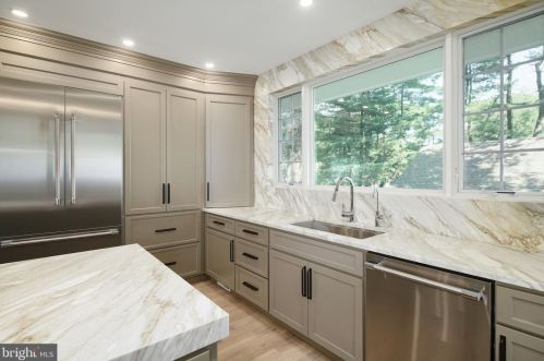 377 Kings Hwy, Tavistock NJ 08033-2004 exterior