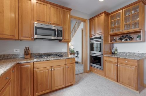 804 Chasewood Dr, South Elgin, IL 60177-3224
