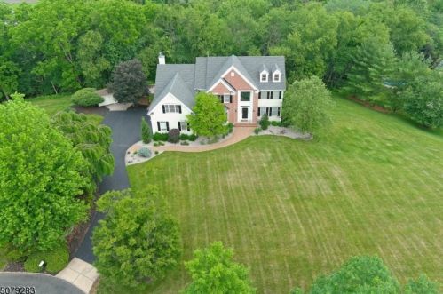104 Renda Dr, Branchburg, NJ 08853-4082