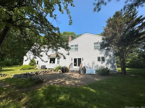 10 Hathaway Rd, East Lyme, CT 06333-1105