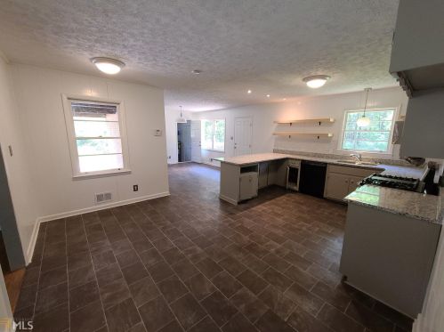 6427 Bennett Dr, Rex, GA 30273-1723