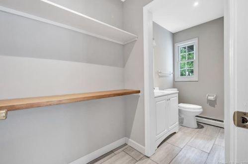 8 Captains Watch, Huntington CT  06484-5914 exterior