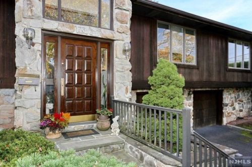 73 Merritt Dr, Oradell, NJ 07649-1822