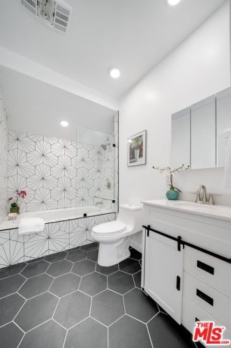 1350 Carlton Dr, Glendale CA  91205-1421 exterior