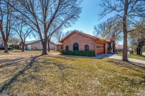 2900 Elsinor Dr, Fort Worth, TX 76116-4763