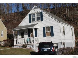 9 Coppola Ter, Derby, CT 06418-1103