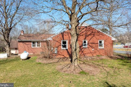 564 Lampeter Rd, Lancaster PA  17602-4010 exterior