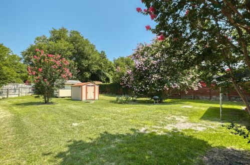 6430 Bridgewater Dr, Austin TX  78723-3927 exterior