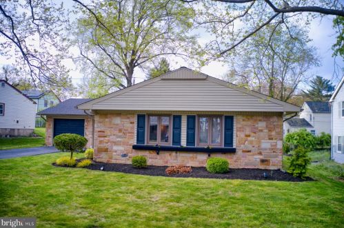 11 Hinsdale Ln, Willingboro, NJ 08046-1208