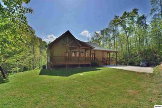4313 Lakeshore Ave, Pigeon Forge, TN 37876-9062