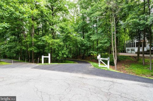 10890 Lake Windermere Dr, Great Falls, VA 22066-1528