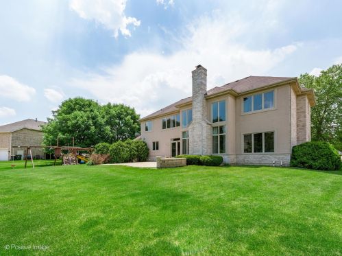 6887 Fieldstone Dr, Willowbrook IL  60527-5295 exterior
