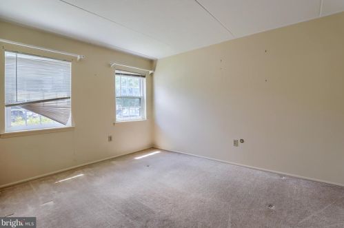 97 Valleybrook Dr, Lancaster, PA 17601-4612