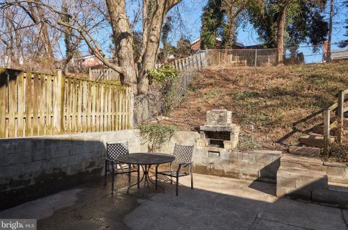 221 Dl Dr, Silver Spring MD 20910-1501 exterior