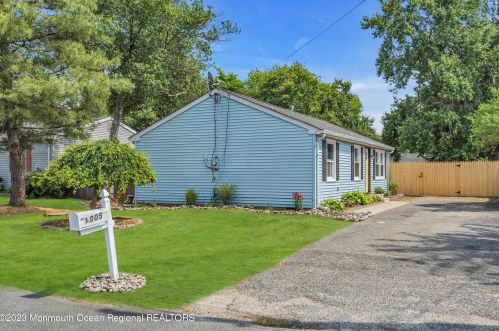 1005 Buena Vista Rd, Lacey, NJ 08731-5216
