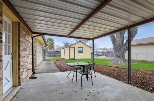 1413 Kingsbridge Dr, Garland TX 75040-3512 exterior