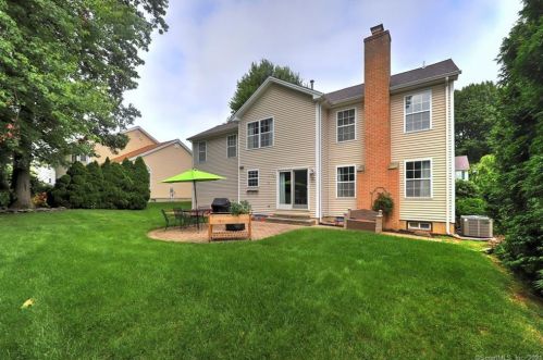 40 Oak Ridge Ln, Milford, CT 06461-1895