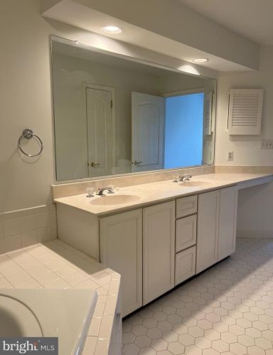 12 Wilkinson Way, Princeton NJ  08540-7362 exterior