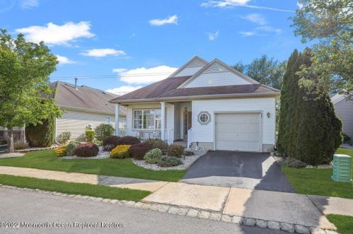 28 Devereux Dr, Lakehurst, NJ 08759-6062
