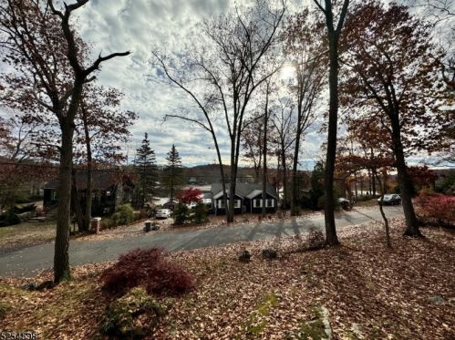 5 Strawberry Point Dr, Andover, NJ 07821-3701