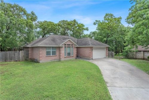 1007 Wedgewood Cir, Bryan, TX 77801-4312