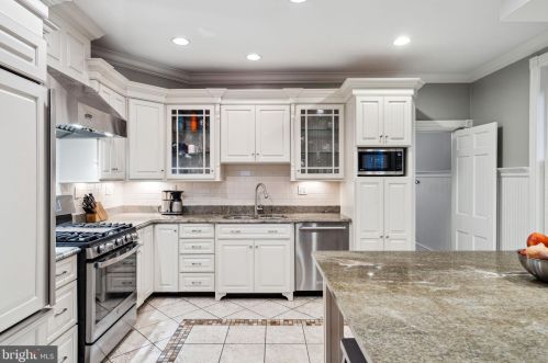 25 Gravers Ln, Philadelphia PA 19118-0041 exterior