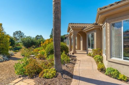 2021 Pleasant Heights Dr, Vista CA  92084-2844 exterior