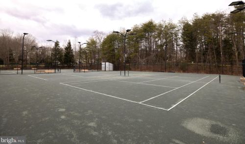 1300 Windleaf Dr, Herndon VA  20194-2053 exterior
