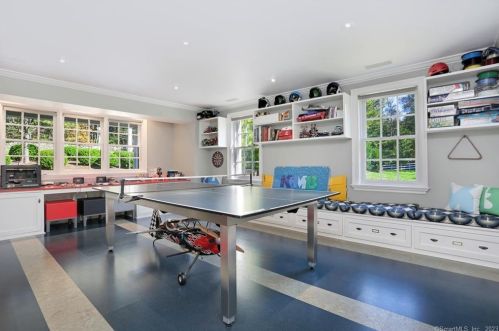 26 Memory Ln, Greenwich CT  06831-3224 exterior