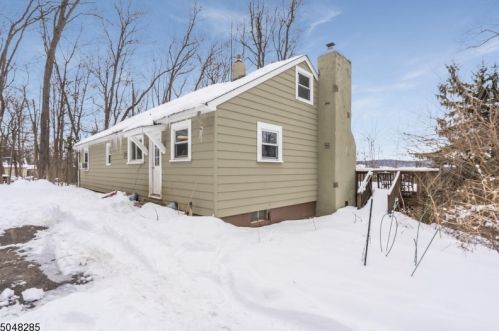 42 Old Mountain Rd, Lebanon, NJ 08833-4200