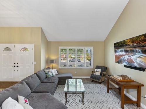 6718 Rycroft Dr, Riverside CA  92506-5315 exterior