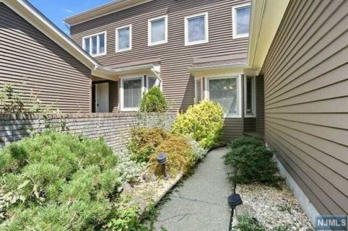 230 Westervelt Ln, Mahwah, NJ 07430-3230