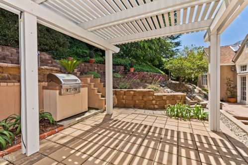 1438 Opechee Way, Glendale CA  91208-1962 exterior
