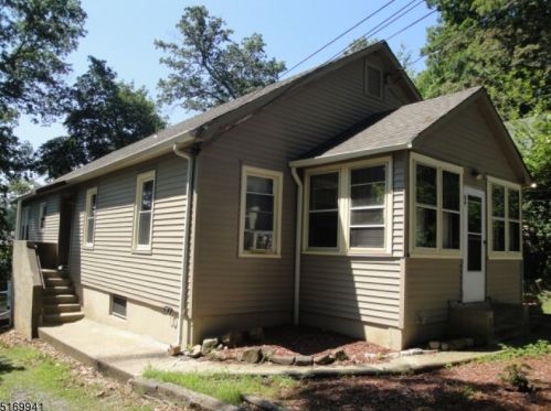 8 Woodlawn Ter, Dover, NJ 07869-4171