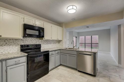 1613 San Francisco St, Carrollton TX 75007-5050 exterior