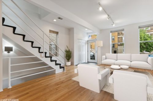 2004 Leavitt St, Chicago, IL 60608-2526