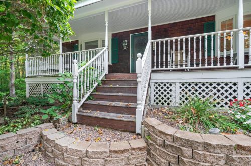 30 Holmeswood Dr, Sandown, NH 03873-2134