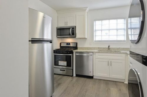 5550 Kingsport Dr, Atlanta GA  30342-1043 exterior