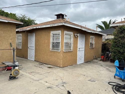903 Poinsettia Ave, Compton, CA 90221-2127