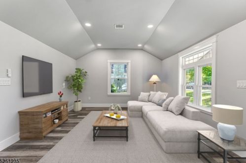 6 Reasoner Ln, Flemington, NJ 08822-1565