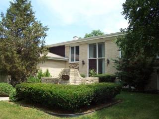 815 Brentwood Dr, Bensenville, IL 60106-3208