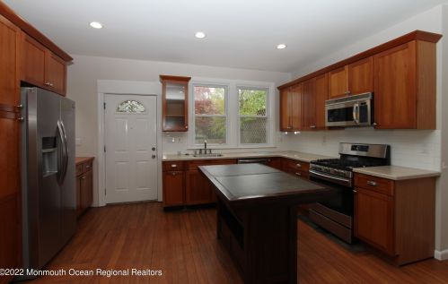 198 Bergen Pl, Tinton Falls NJ  07701-2135 exterior