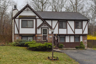 4 Belton St, Stanhope, NJ 07874-3414