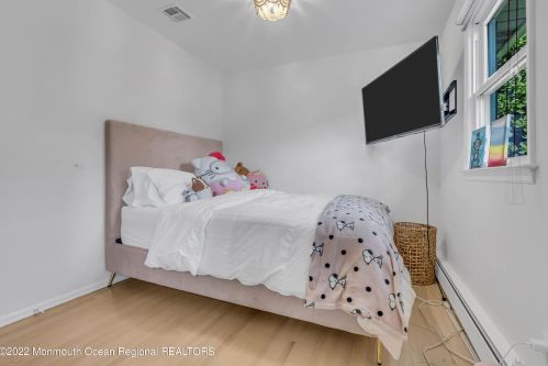 718 Grassmere Ave, Tinton Falls NJ  07712-4333 exterior