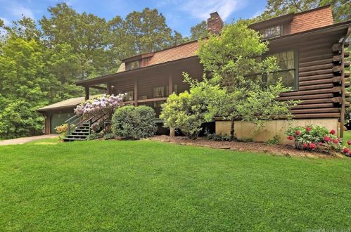 18 Country Ridge Dr, Upper Stepney, CT 06468-1632