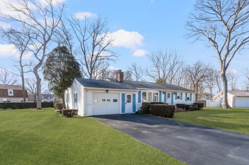 76 Fashion Dr, Warwick, RI 02886-1911