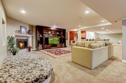 6919 Fieldstone Dr, Willowbrook IL  60527-5295 exterior