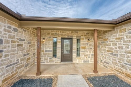 190 Oak Grove Pkwy, Lakeside Heights, TX 78639-5370