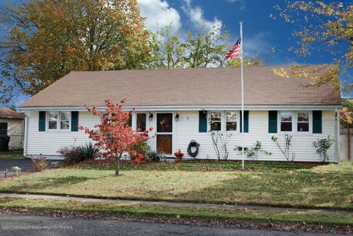 8 Pacific Ter, Hazlet, NJ 07730-2145