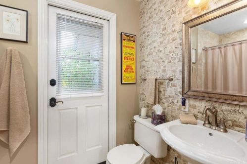 3433 Royal Rd, Vista CA  92084-6616 exterior